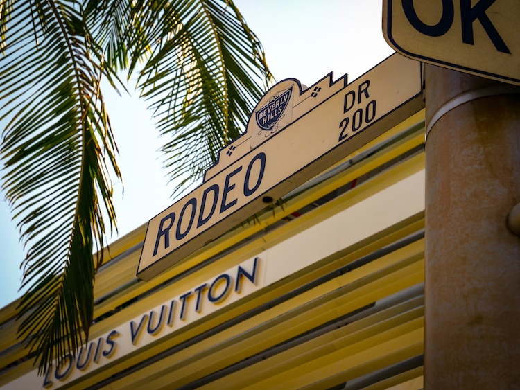 louis vuitton rodeo drive sign